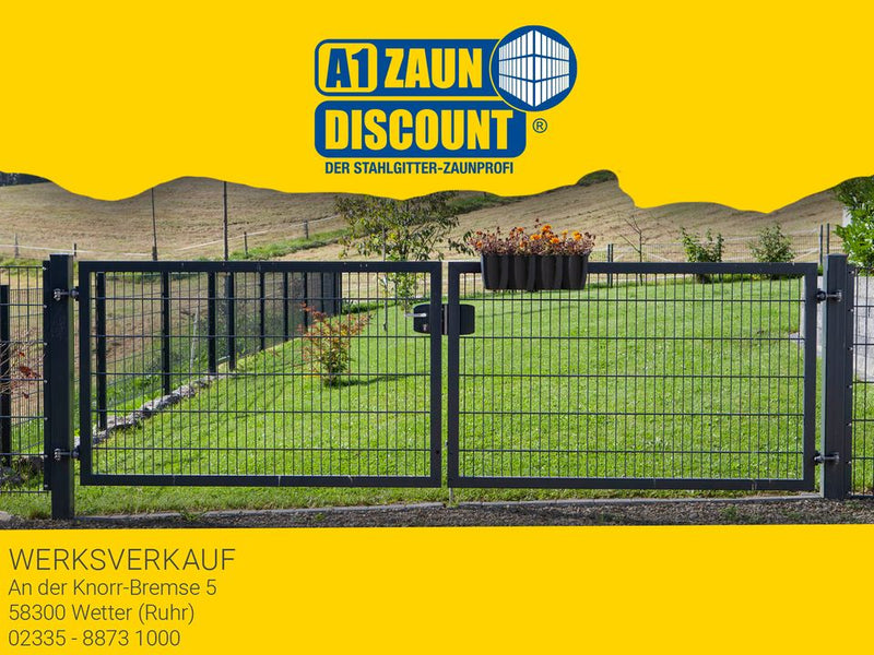 Zweiflügeliges Einfahrtstor vor gelbem Hintergrund mit Logo 'A1 Zaundiscount' 