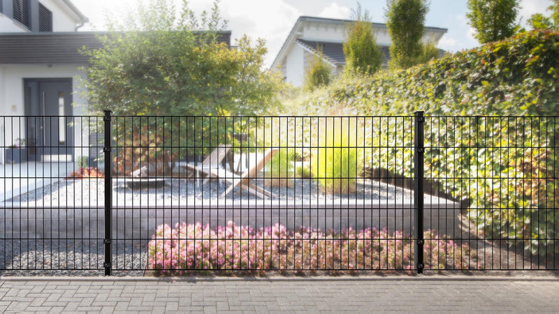 Doppelstabmattenzaun in schwarz vor einem Haus