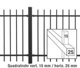 Metallzaun mit vertikalen Stäben und zwei horizontalen Stäben, Detailfenster mit den Maßen der Stäbe